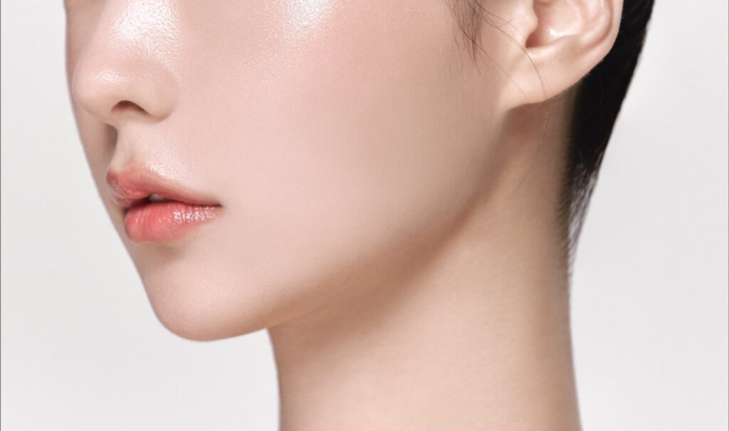 피부 탄력이 좋아 얼굴 라인이 눈에 띄는 옆모습