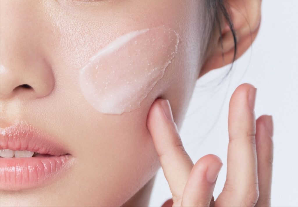 홍대울쎄라 피프라임 이후 피부 속에서 열 반응이 진행되고 있어 일시적인 붉어짐이나 당기는 느낌이 나타날 수 있어 촉촉한 크림으로 수분 관리가 중요하다.