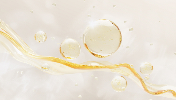 지방과 콜라겐 구조가 서서히 감소하면서 볼륨이 먼저 줄어든다.