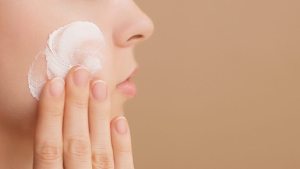 홍대 마인드피부과 온다 리프팅 후 자외선 차단을 위해 선크림을 바르는