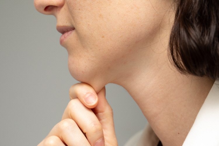 탄력이 무너졌다고 느낀다면 홍대 마인드피부과 온다 리프팅을 고려하는것이 필요하다.