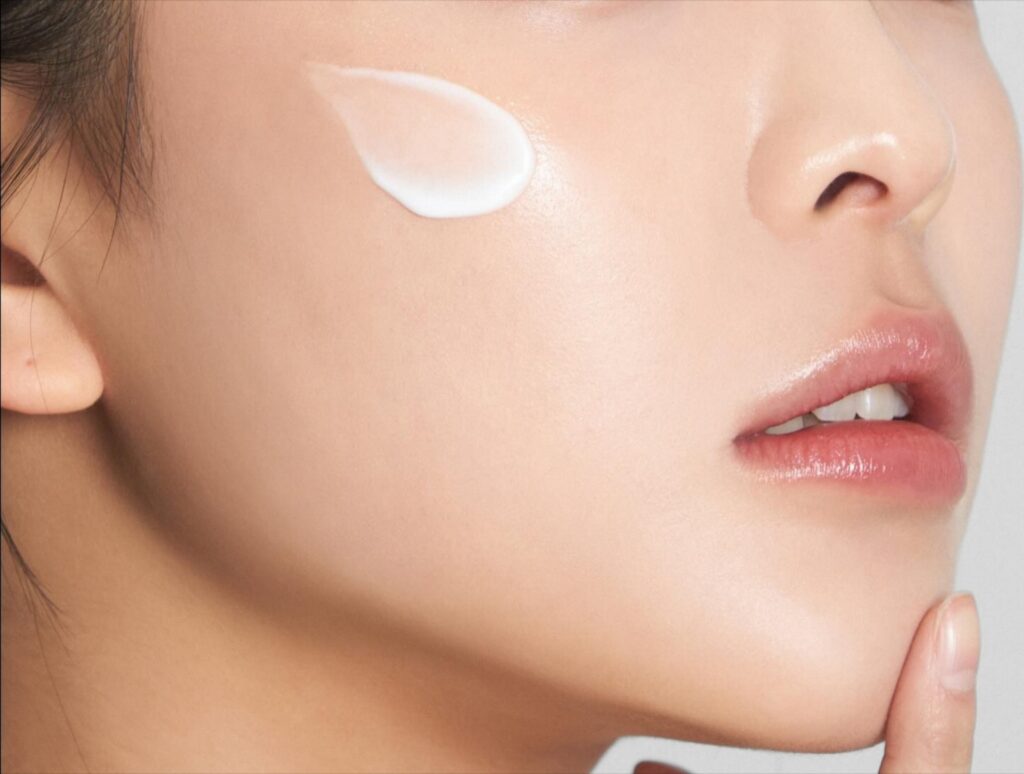 화장품만으로 해결되지 않는 속당김이나 탄력 저하가 계속된다면, 홍대 마인드피부과 엘라비에 리투오 스킨부스터를