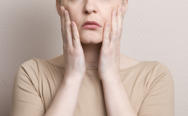 단순히 건조함의 문제가 아니라, 피부 안쪽에서 지지해주던 구조가 약해져서 탄력이 떨어질 수 있다.