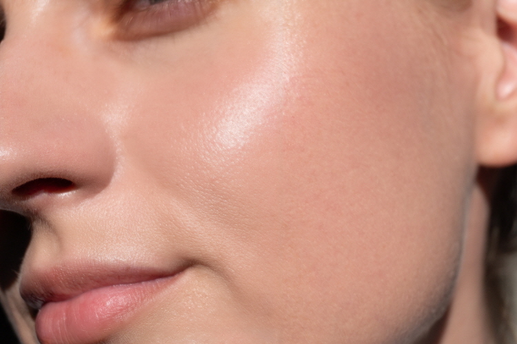 홍대 마인드피부과에서는 환자분들의 피부 상태를 면밀하게 살핀 뒤 적절한 방향을 안내드리고 있습니다.